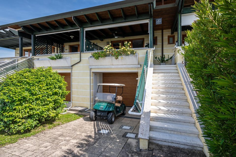 Property building, Balcony/Terrace, Parking