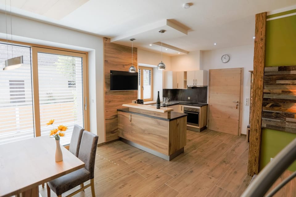 Kitchen or kitchenette, Dining area, oven