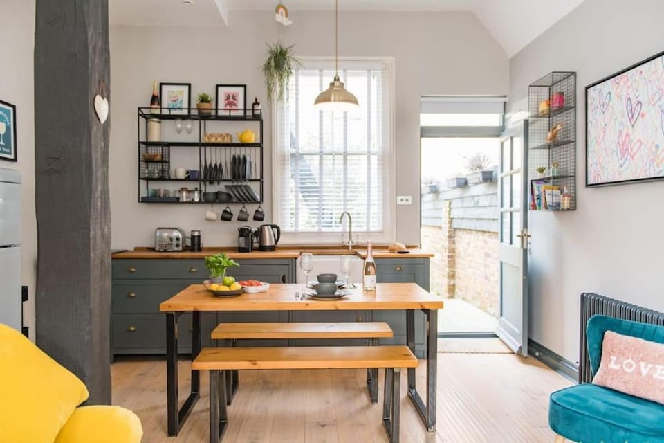 Kitchen or kitchenette, Living room, Seating area, Dining area