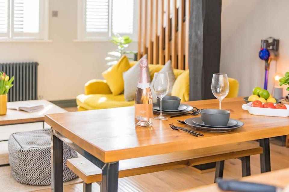 Living room, Seating area, Dining area