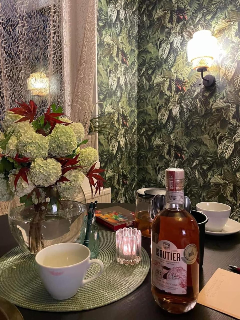 Food and drinks, Dining area, Drinks
