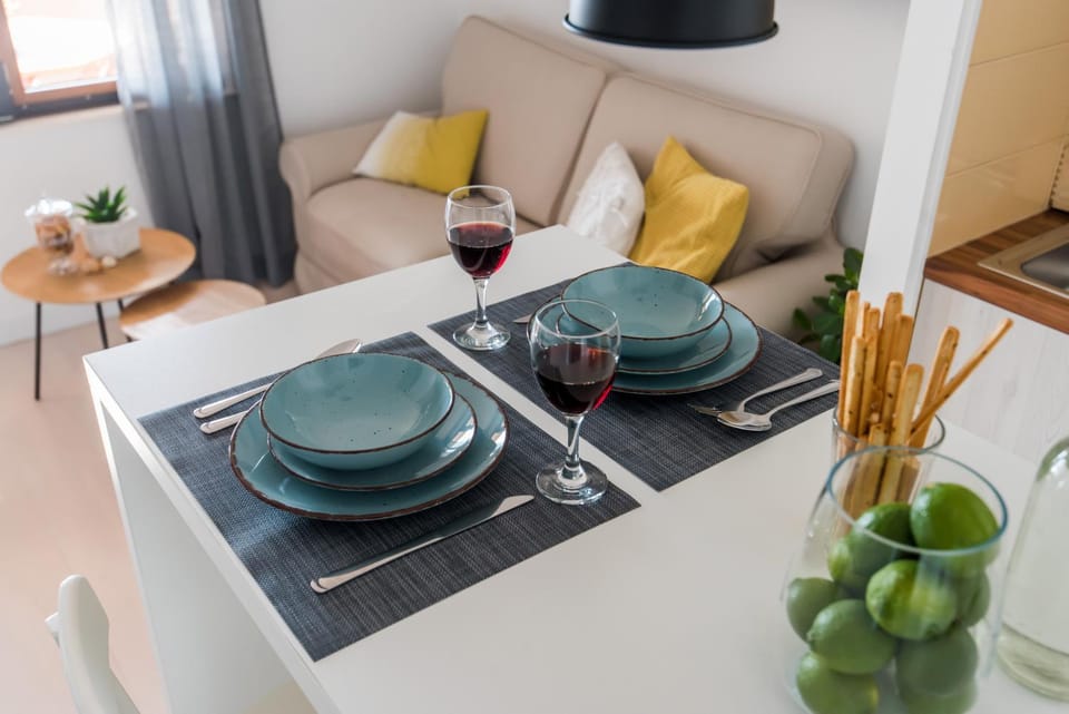 Living room, Food and drinks, Seating area, Dining area