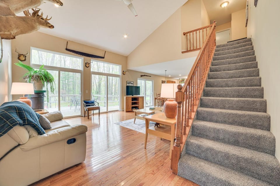 Pet-Friendly Kalkaska Home ~ 19 Mi to Torch Lake! House in Michigan