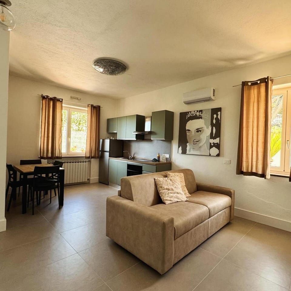 Kitchen or kitchenette, Living room, Seating area, Dining area