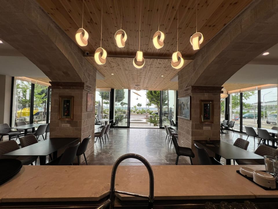 Restaurant/places to eat, Restaurant/places to eat, Seating area