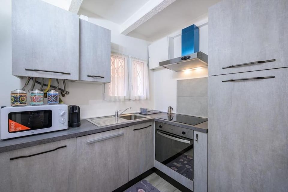 Kitchen or kitchenette, oven, stove