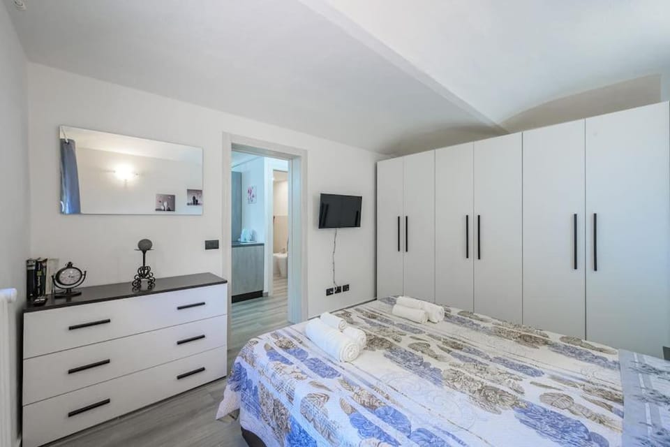 Bed, TV and multimedia, Photo of the whole room, Bedroom, towels, wardrobe