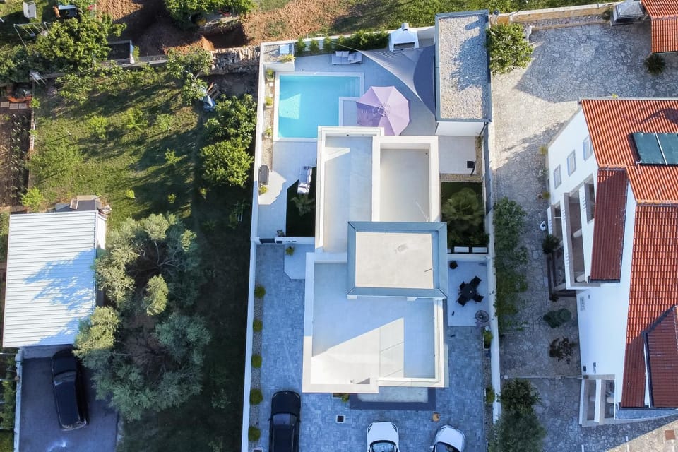 Property building, Bird's eye view, Pool view, Swimming pool, Location