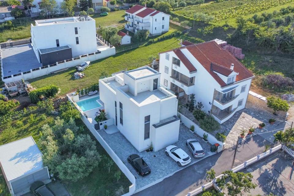 Property building, Day, Neighbourhood, Bird's eye view, Street view, Location, Parking