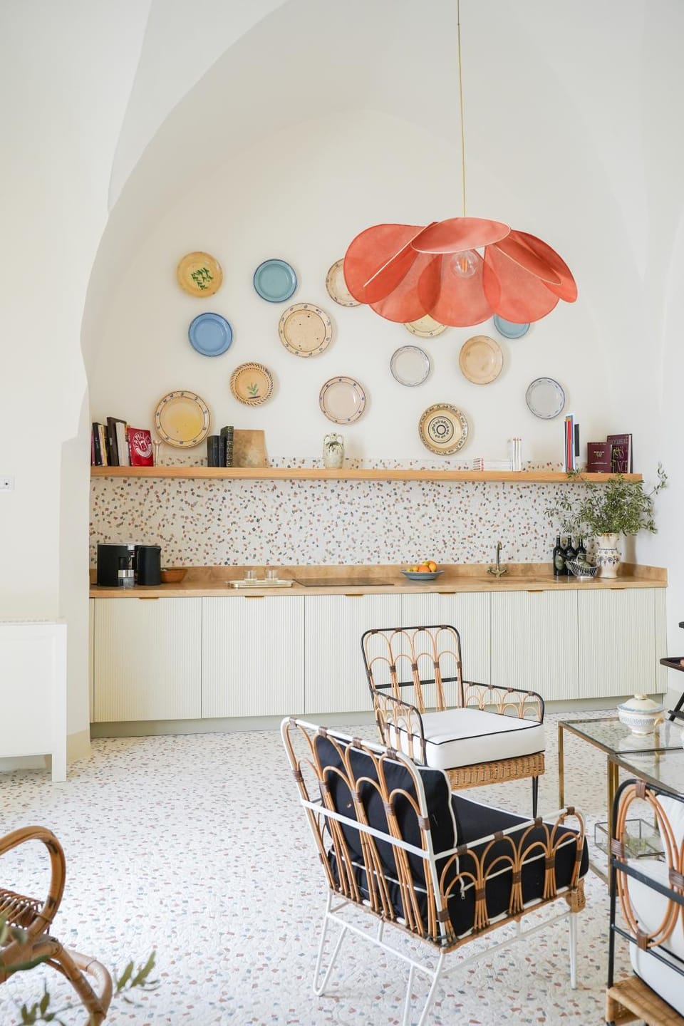 Kitchen or kitchenette, Living room, Seating area, Dining area