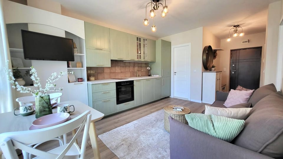 TV and multimedia, Kitchen or kitchenette, Living room, Seating area, oven