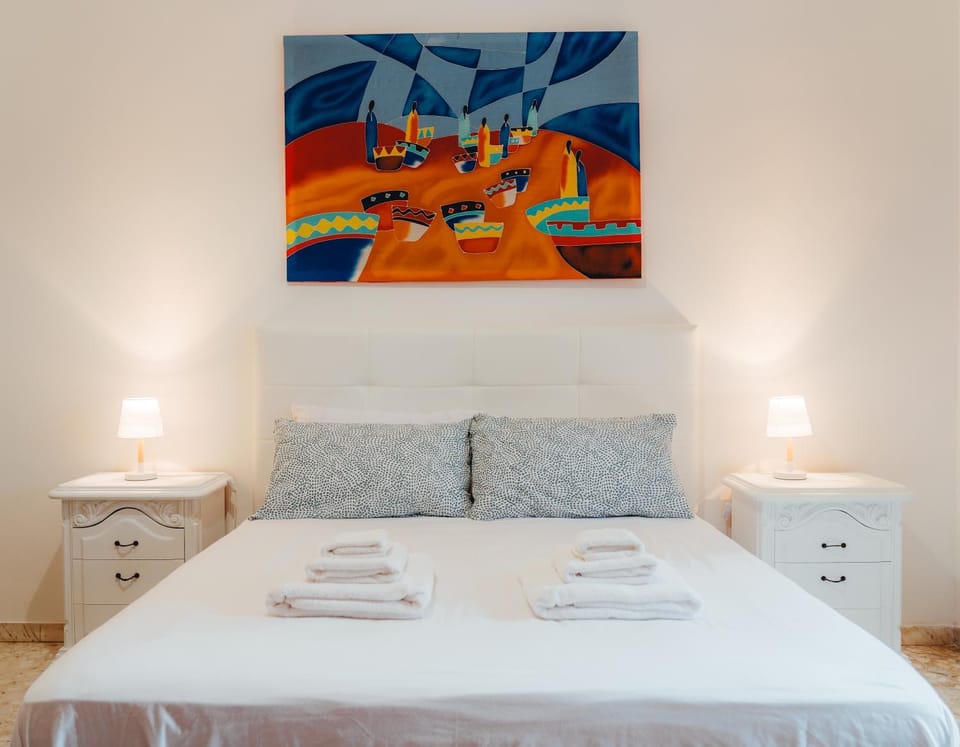Bed, towels