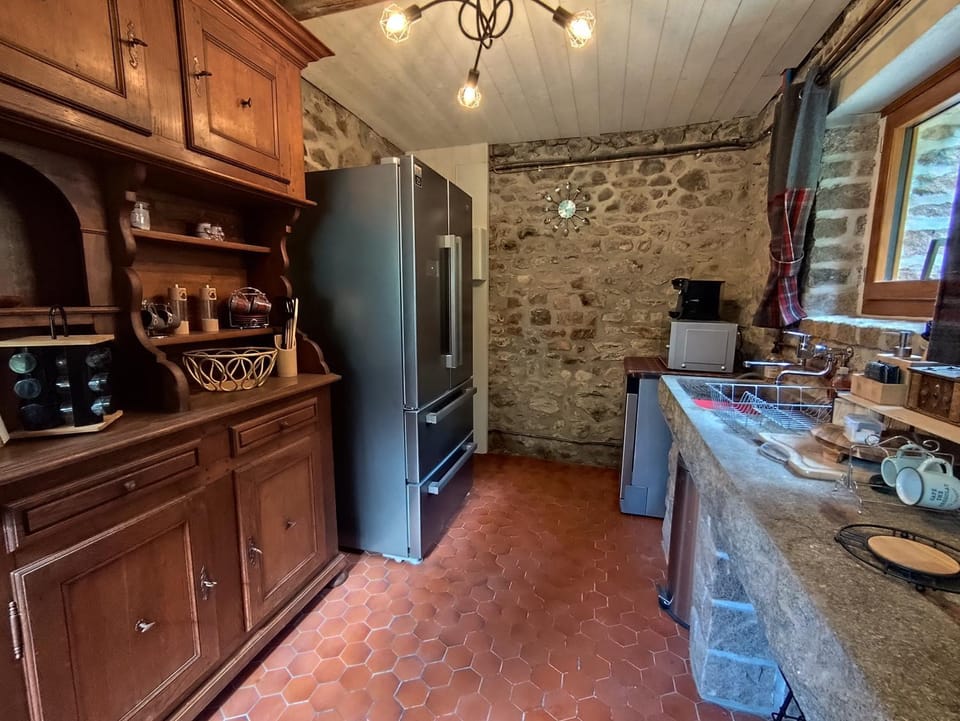 Dining area, oven, pet friendly, stove, toaster, kitchen