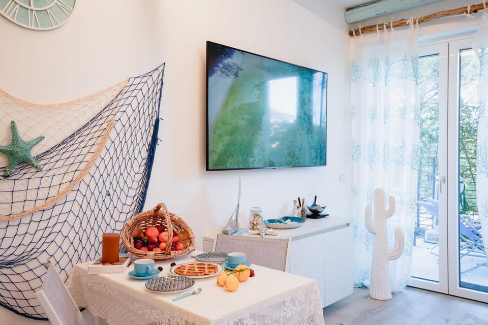 TV and multimedia, Living room, Food and drinks, Seating area, Dining area, Food