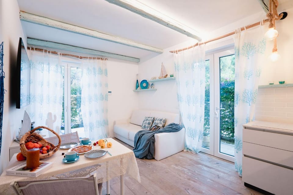 TV and multimedia, Kitchen or kitchenette, Living room, Food and drinks, Seating area, Dining area, Food