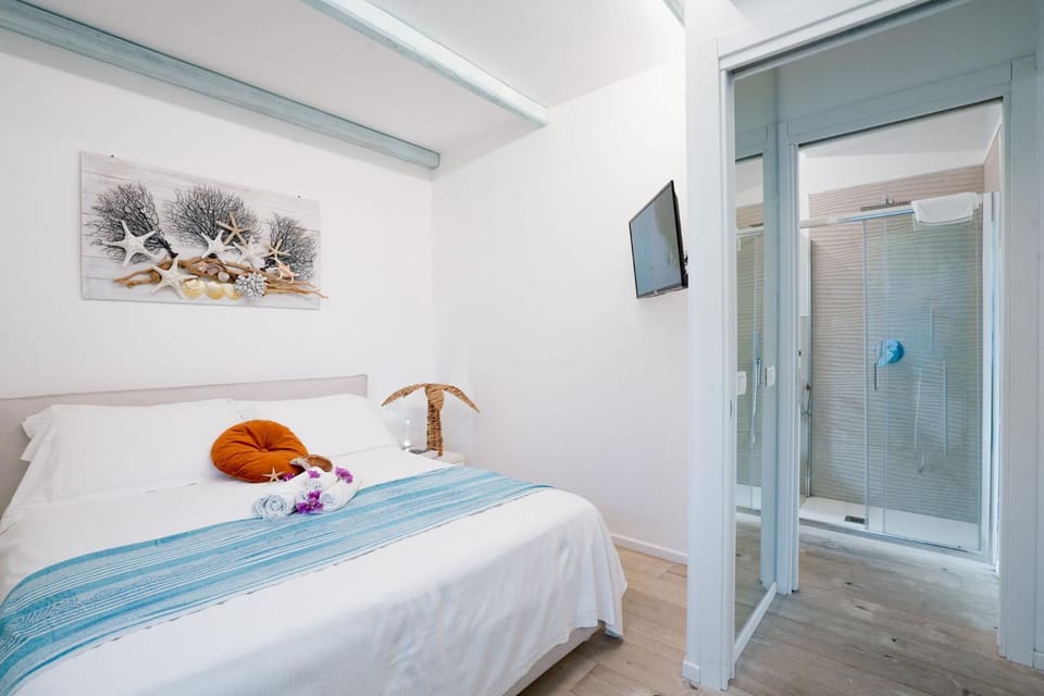 Shower, Bed, Bathroom, TV and multimedia, Photo of the whole room, Bedroom, towels, wardrobe