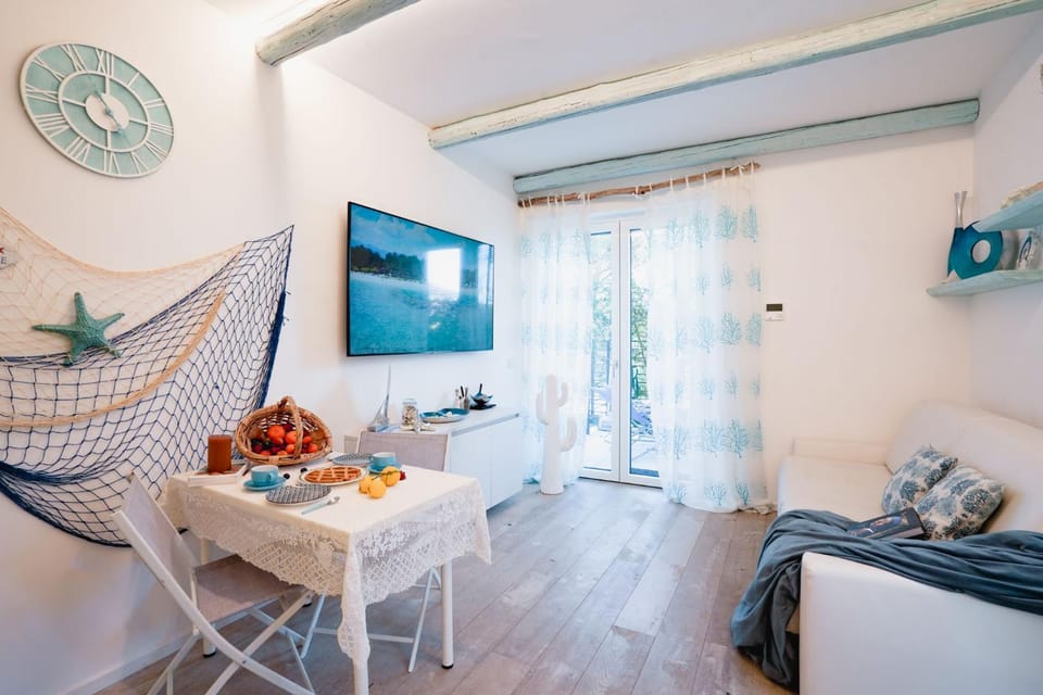 TV and multimedia, Living room, Food and drinks, Photo of the whole room, Seating area, Dining area, Food