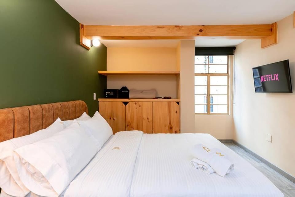 Bed, TV and multimedia, Photo of the whole room, Bedroom, towels