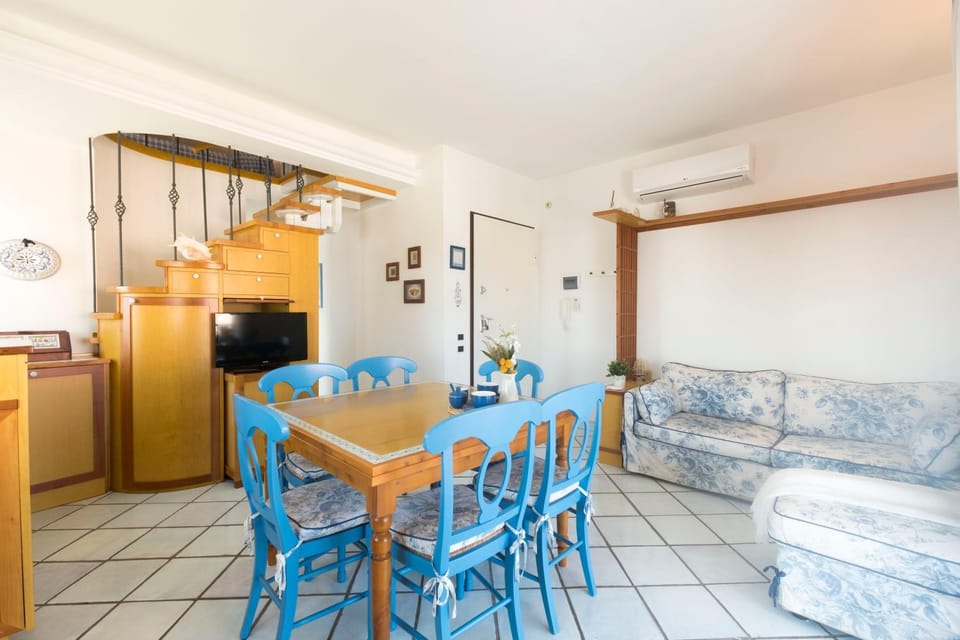 TV and multimedia, Living room, Seating area, Dining area