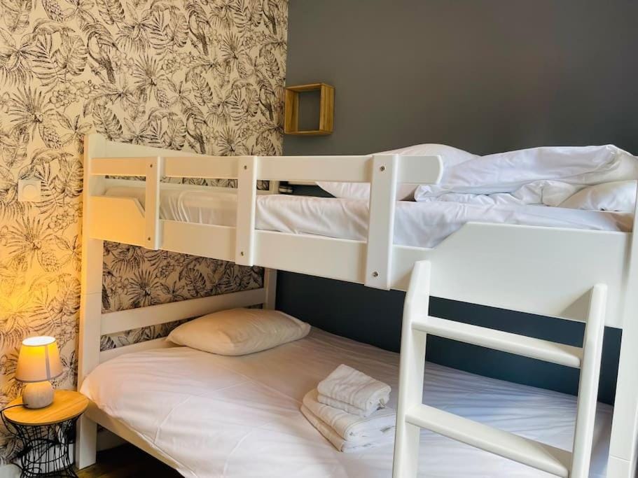 Bedroom, bunk bed