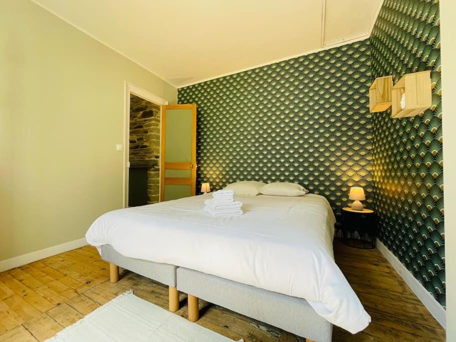Bed, Photo of the whole room, Bedroom, towels