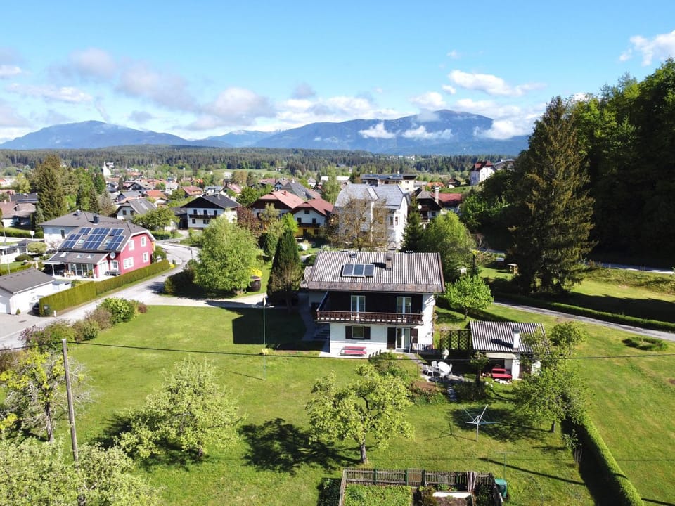 Neighbourhood, Bird's eye view, Location