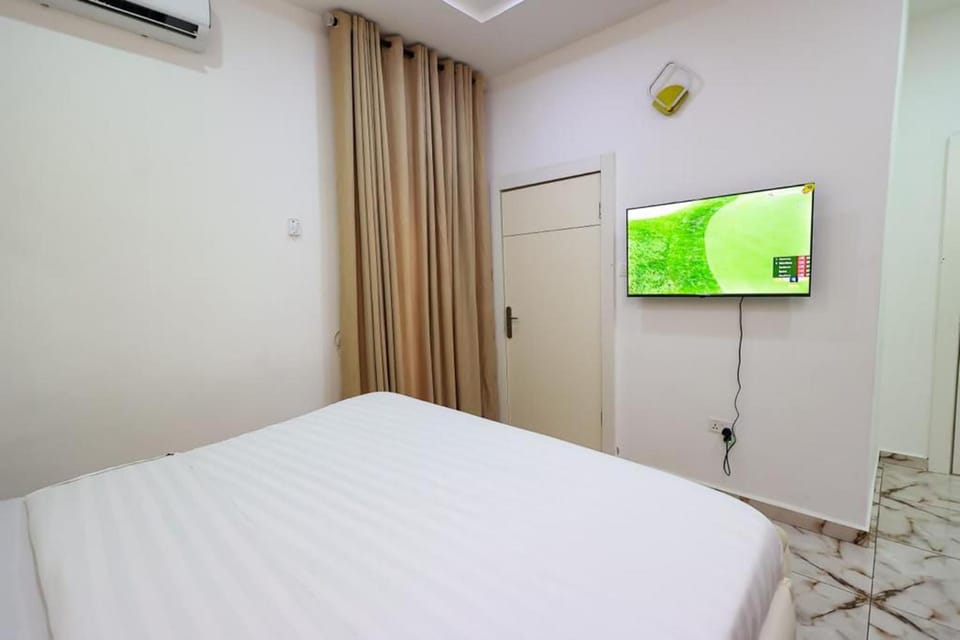 Bed, TV and multimedia, Bedroom
