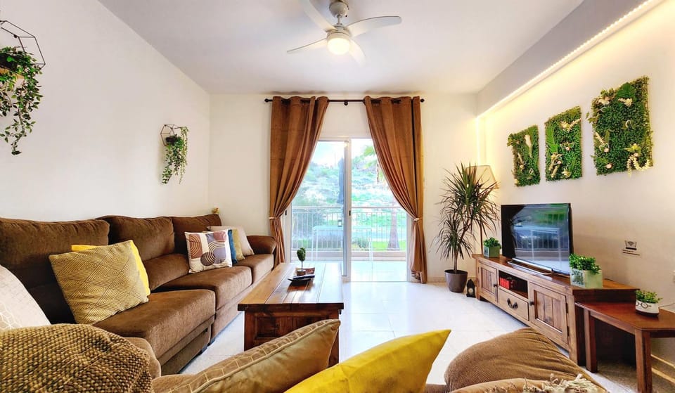 TV and multimedia, Living room, Seating area, Evening entertainment