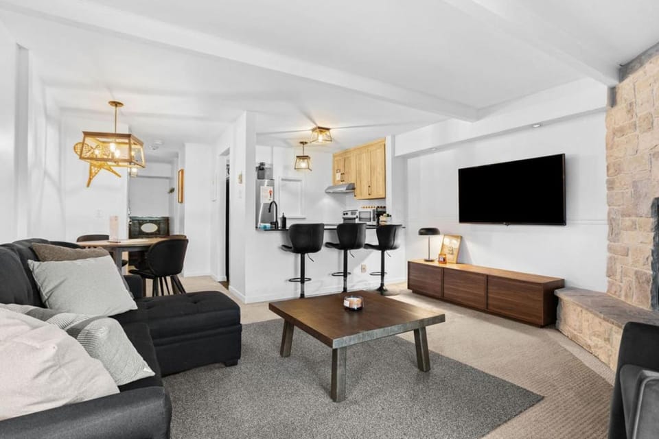 TV and multimedia, Living room, Seating area, Evening entertainment