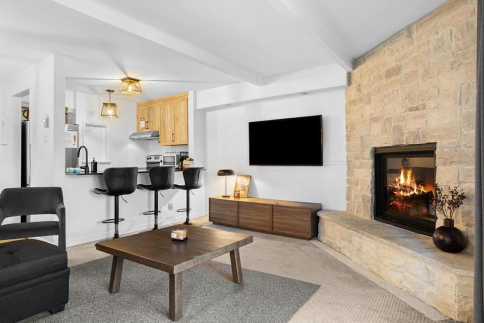 TV and multimedia, Living room, Seating area, Evening entertainment, fireplace