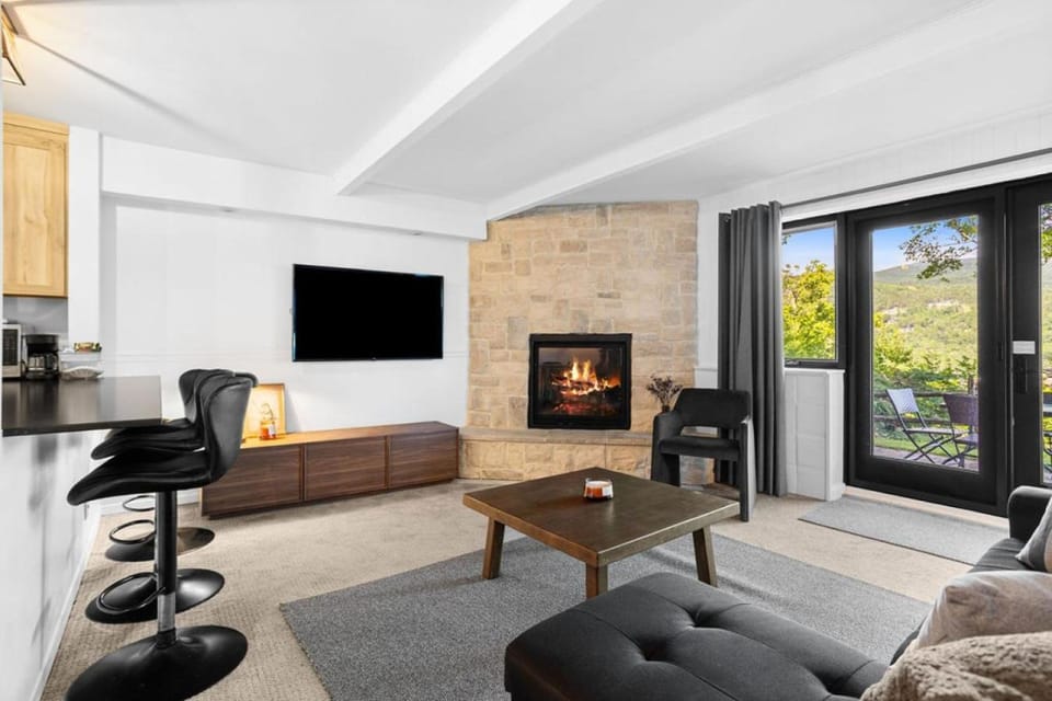 TV and multimedia, Living room, Seating area, Evening entertainment, fireplace