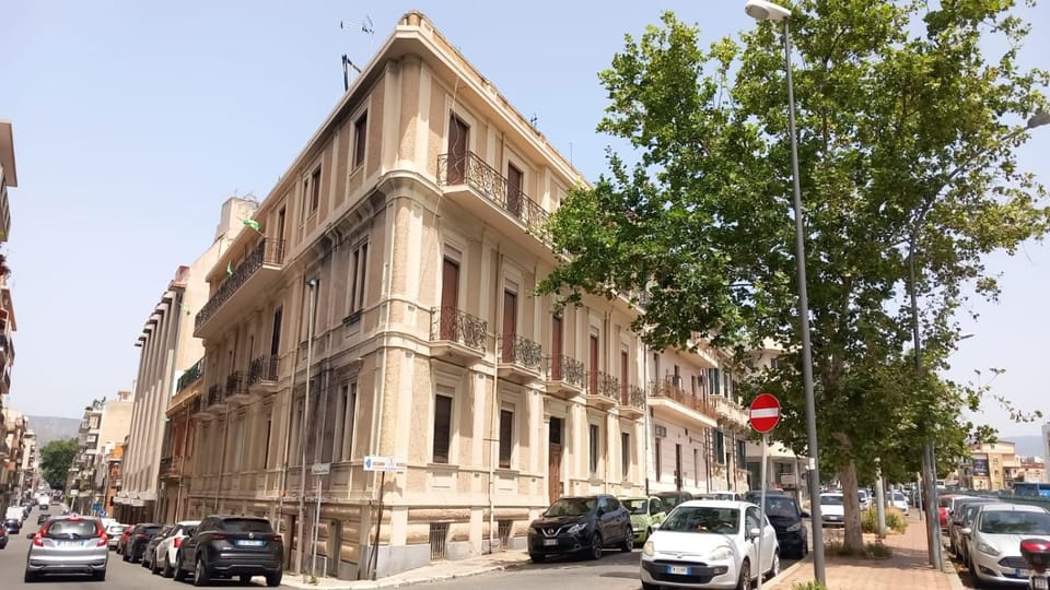 Property building, Neighbourhood, City view, Street view, Location, hair dresser, shuttle, laundry