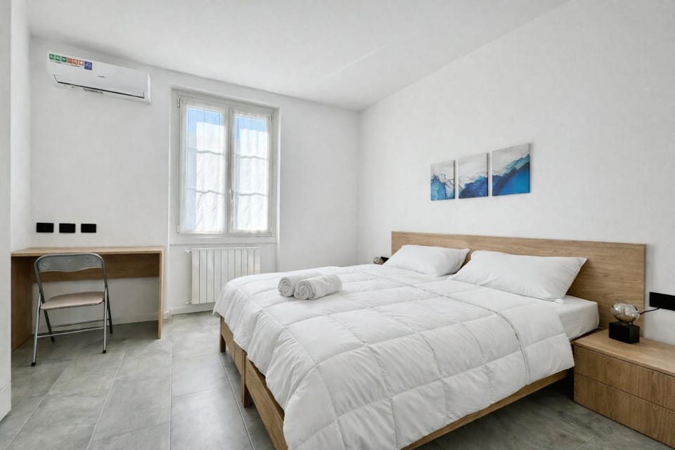 Bed, Photo of the whole room, Bedroom, towels, air conditioner