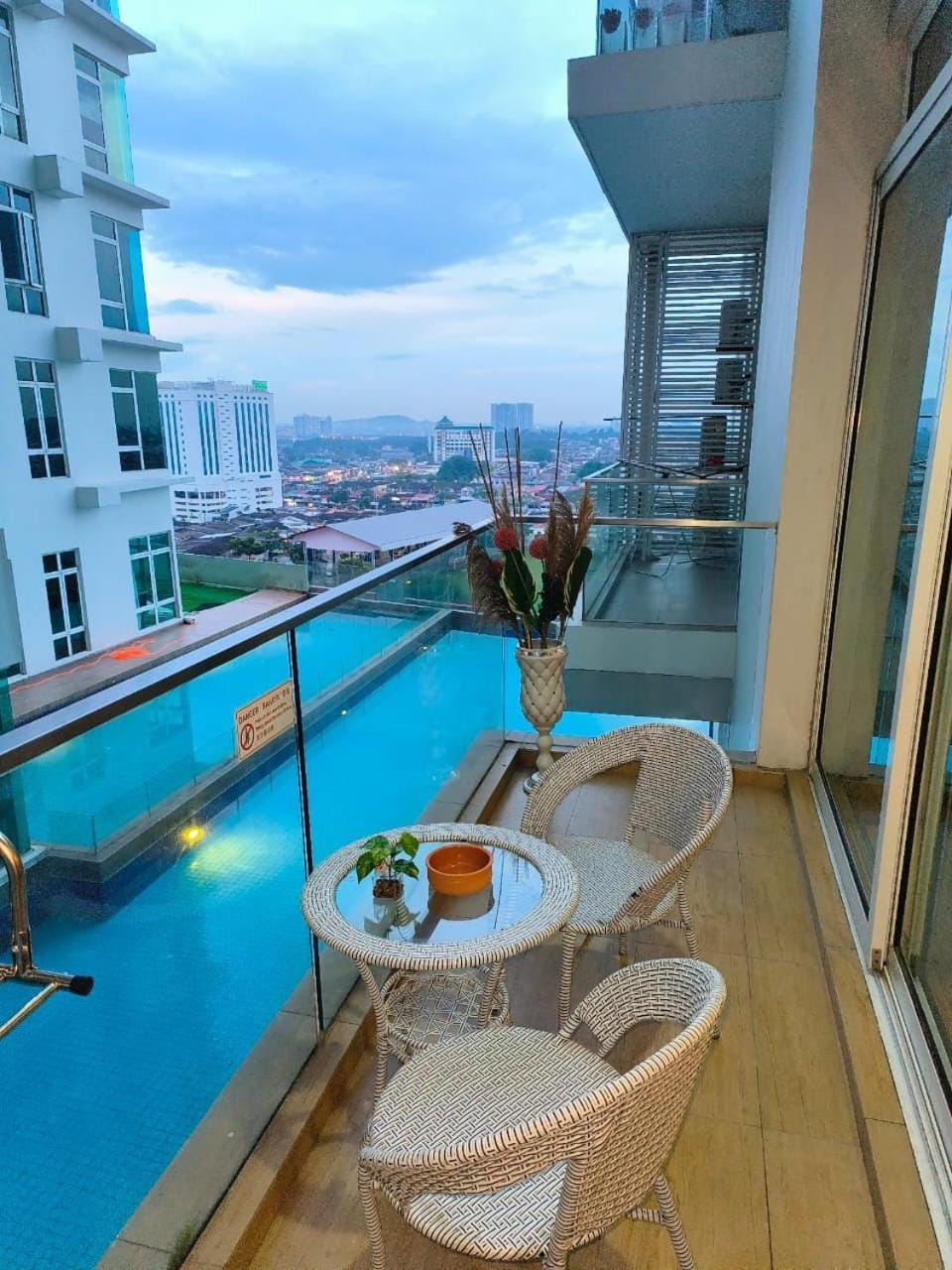 Balcony/Terrace, City view, Pool view