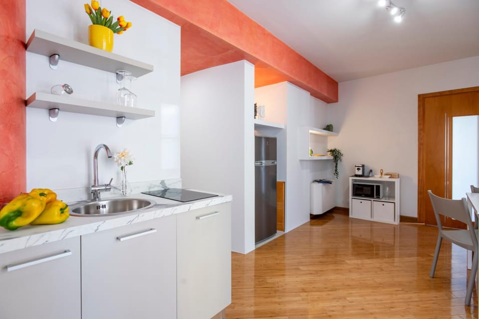Kitchen or kitchenette, Dining area, minibar, oven, stove