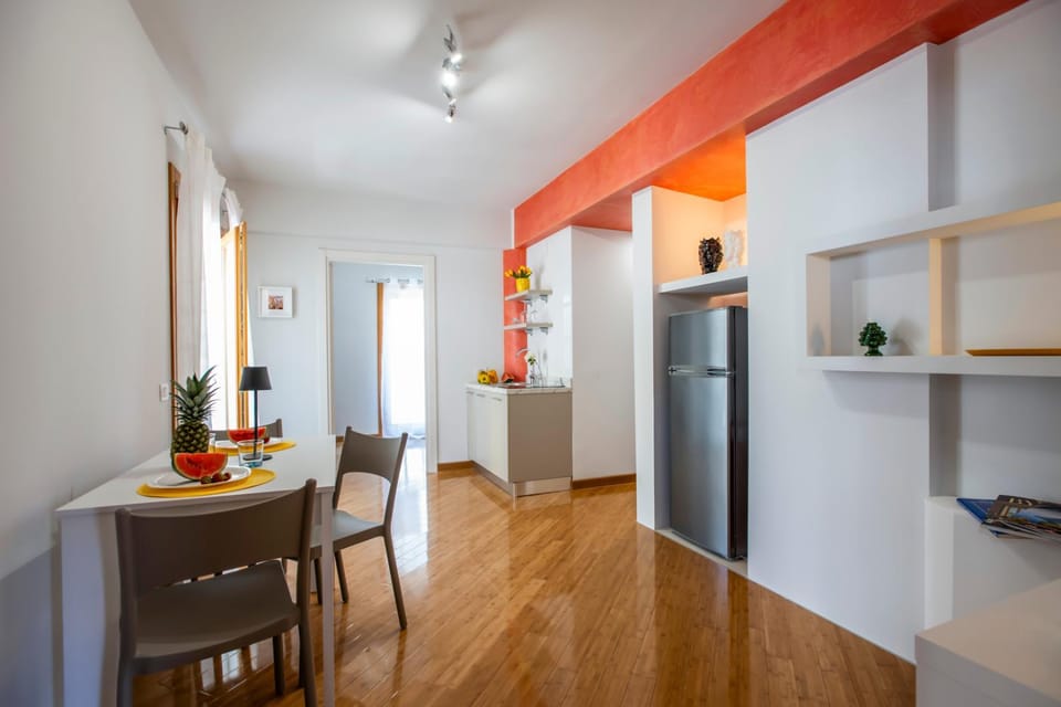 Kitchen or kitchenette, Dining area, minibar, oven