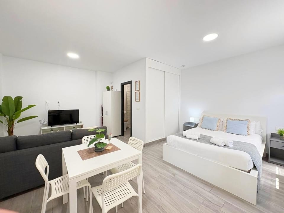 Bed, Dining area