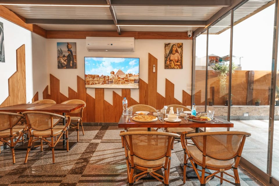 Restaurant/places to eat, TV and multimedia, Dining area, air conditioner