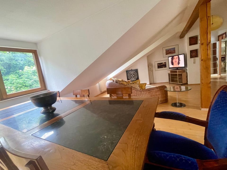 TV and multimedia, Living room, Seating area, Dining area