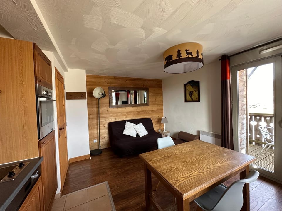 Photo of the whole room, Dining area