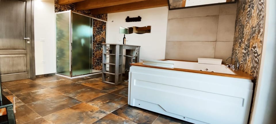 Shower, Hot Tub, Breakfast, air conditioner