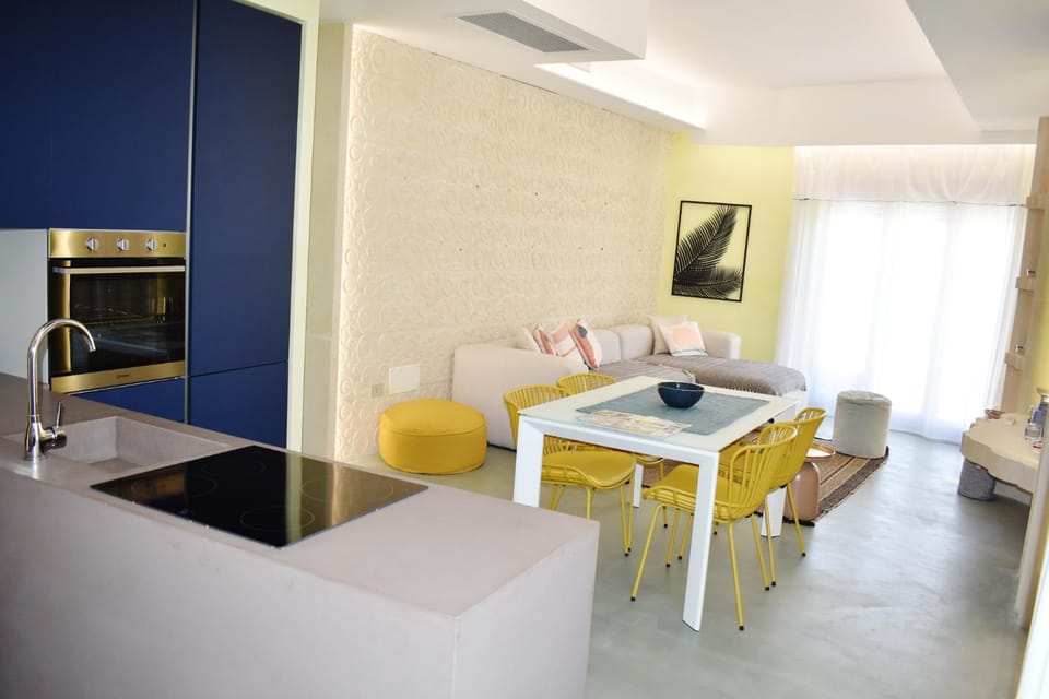 Kitchen or kitchenette, Seating area