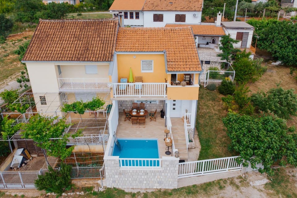 Property building, Bird's eye view, Garden, Balcony/Terrace, Pool view, Swimming pool, sunbed