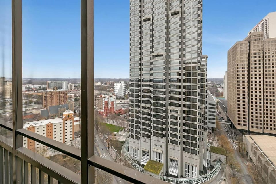 Downtown 2BR condo w balcony House in Atlanta