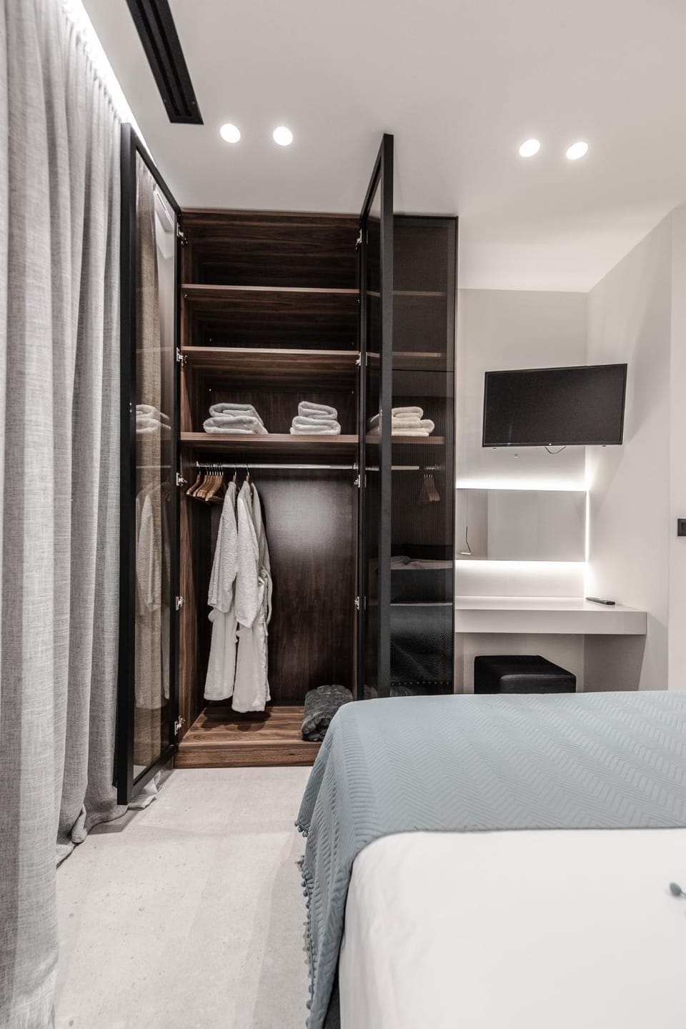 TV and multimedia, Bedroom, towels, wardrobe