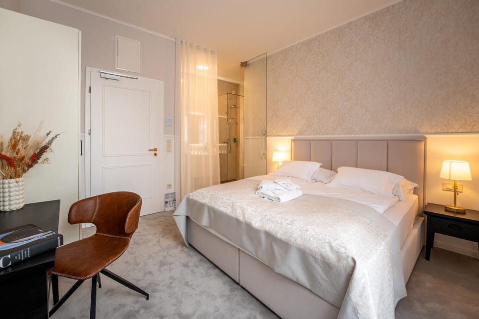 Bed, Bedroom, towels