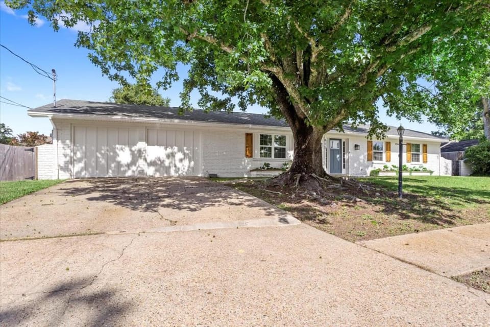 Ranch Home Gem 5BR Home Sleeps 12 with Game Room House in Gulfport