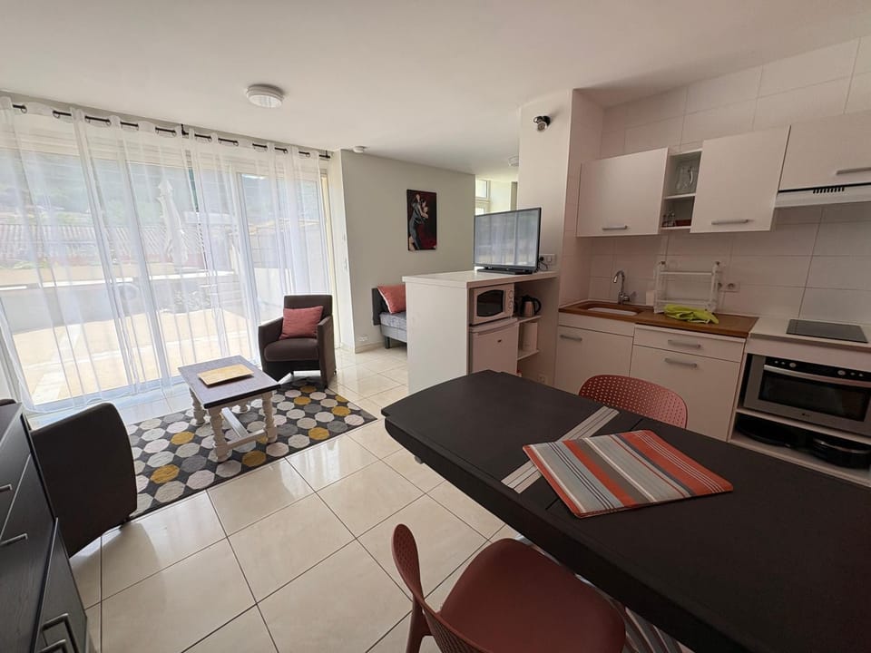 Property building, Kitchen or kitchenette, Living room