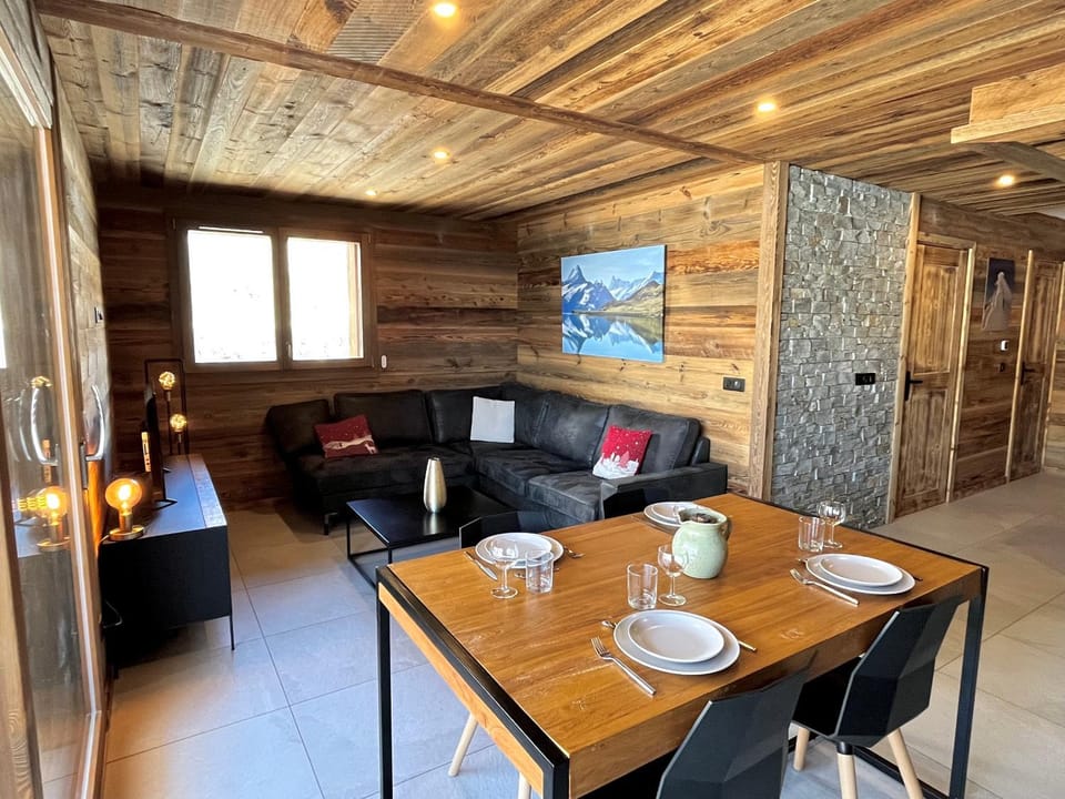 TV and multimedia, Living room, Seating area, Dining area