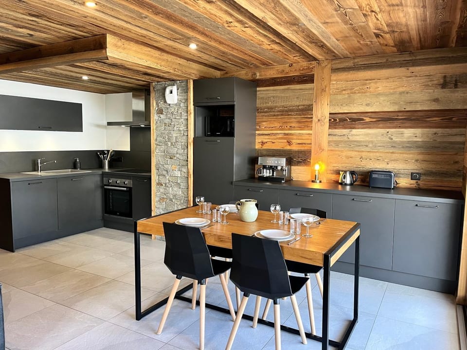 Kitchen or kitchenette, Dining area, oven, stove